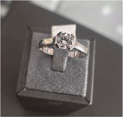 Suspiria Ring – Round Cut CZ Solitaire Center