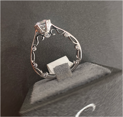 Suspiria Ring – Round Cut CZ Solitaire Center