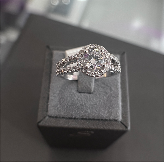 Suspiria Ring – Round Cut CZ Solitaire Center