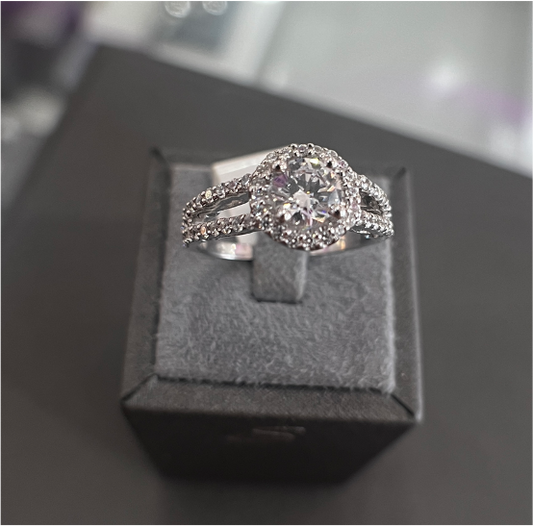 Suspiria Ring – Round Cut CZ Solitaire Center